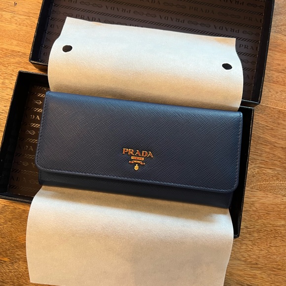 Brand new never worn PRADA wallet - Picture 4 of 8